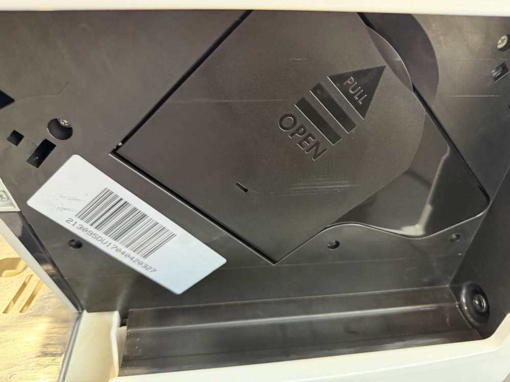 Ușa de service și accesul la unitatea de preparare ale unui aparat de cafea recondiționat DeLonghi Ușa de service și accesul la unitatea de preparare ale unui aparat de cafea recondiționat DeLonghi