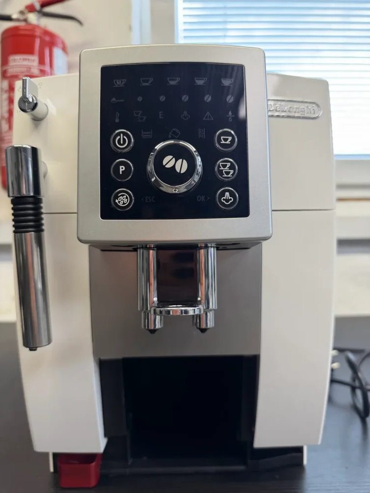 Aparat de cafea recondiționat DeLonghi cu râșniță integrată, vedere frontală Aparat de cafea recondiționat DeLonghi cu râșniță integrată, vedere frontală