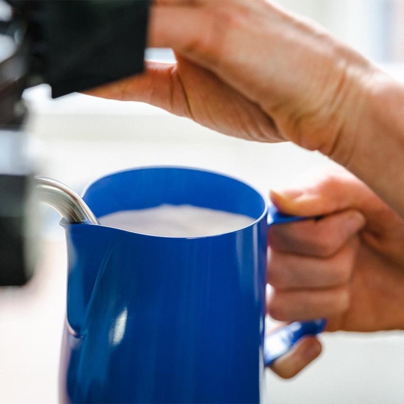 Rhino Coffee Gear Barista Milk Pitcher - konvička modrá 600 ml