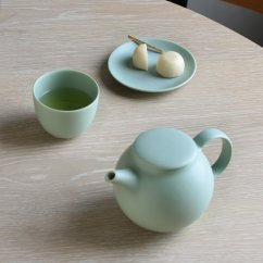 KINTO PEBBLE – čajová kanvica so sitkom 480 ml – machovo zelená