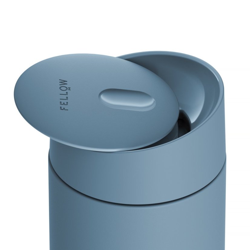 Fellow - Carter Slide Mug - Hazy Blue - Izolovaný hrnek 473ml