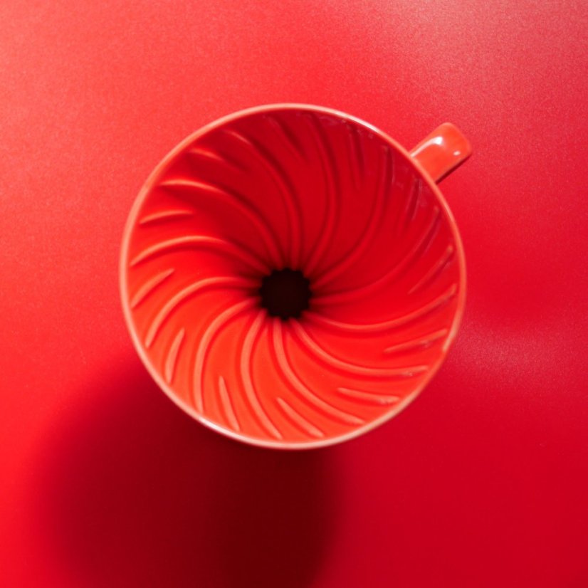 Hario V60-02 Keramický dripper na kávu Červený
