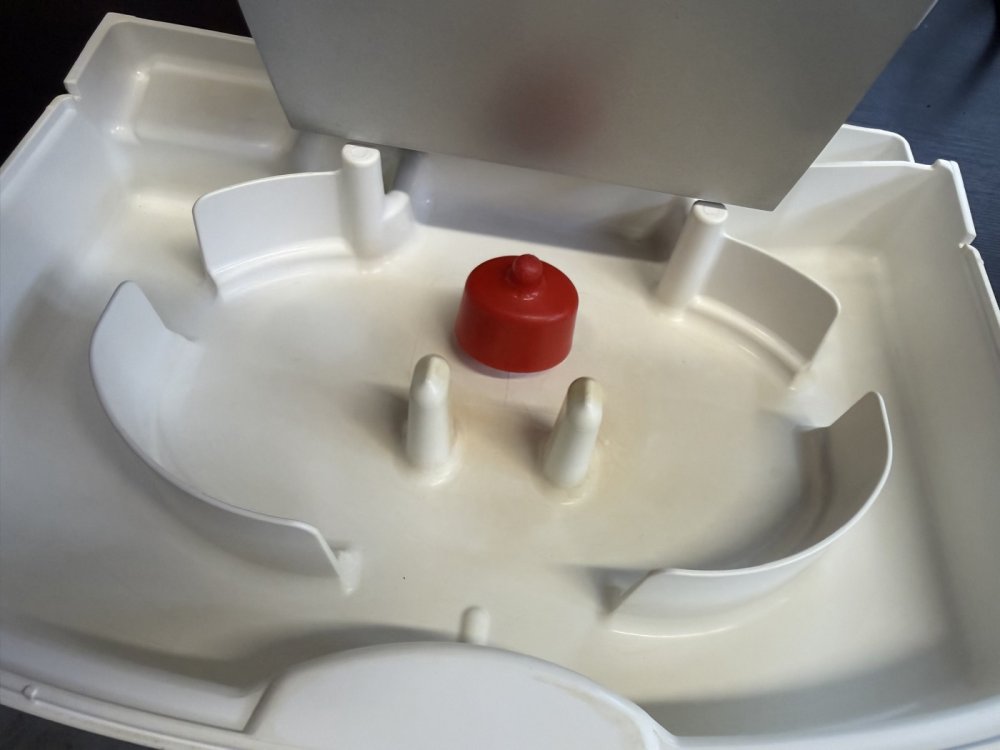 Carcasă internă curățată a unui aparat de cafea recondiționat DeLonghi Carcasă internă curățată a unui aparat de cafea recondiționat DeLonghi