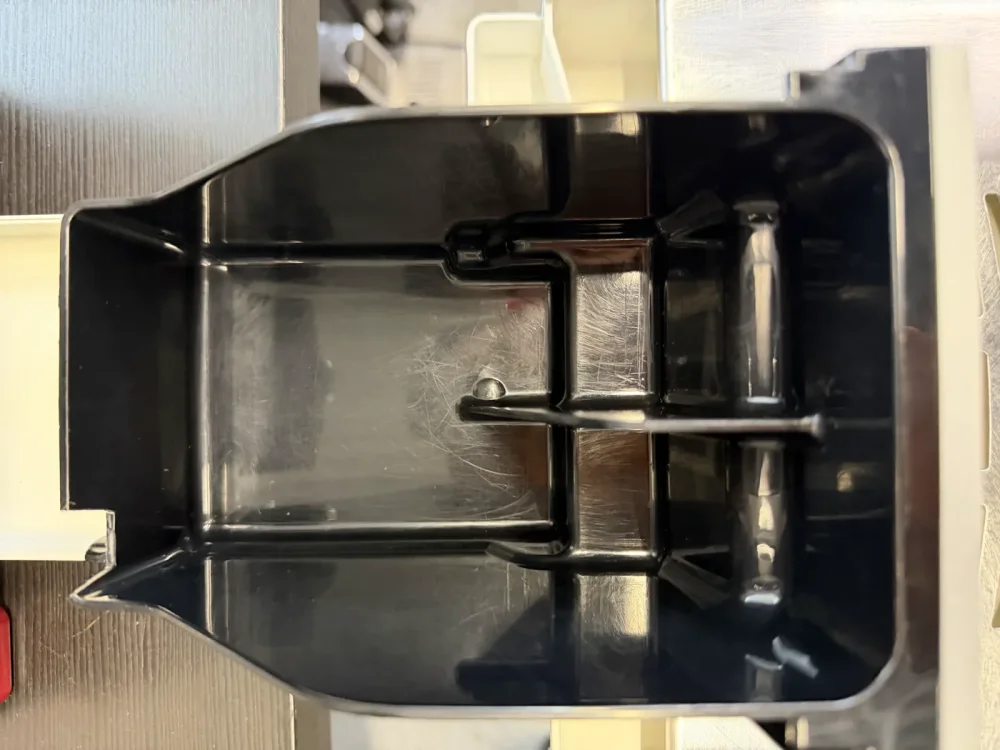Recipient pentru zaț curățat al unui aparat de cafea recondiționat DeLonghi Recipient pentru zaț curățat al unui aparat de cafea recondiționat DeLonghi