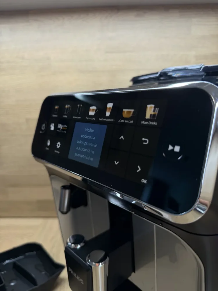 Kijelző és italválasztó gombok egy felújított Philips LatteGo kávégépen Kijelző és italválasztó gombok egy felújított Philips LatteGo kávégépen