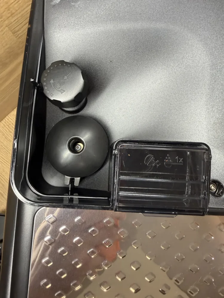Philips kávégép babtartálya és az őrlési fokozat szabályozótárcsája ellenőrzés közben Philips kávégép babtartálya és az őrlési fokozat szabályozótárcsája ellenőrzés közben